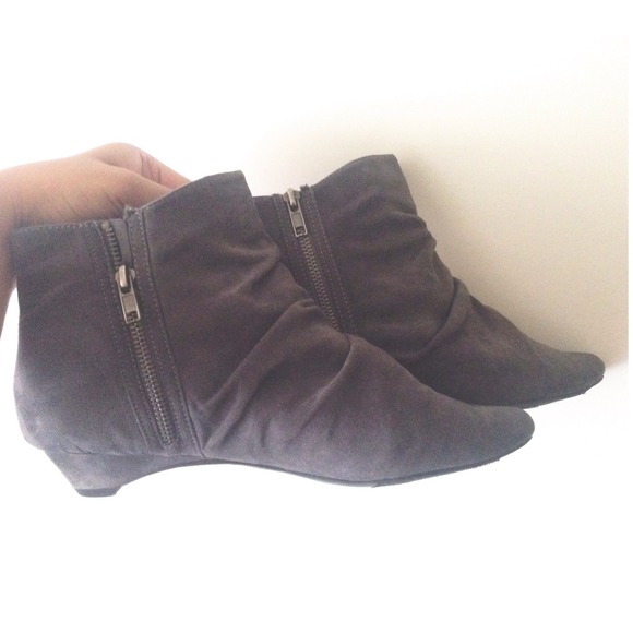 Grey Pointed Booties - Picture 1 of 4