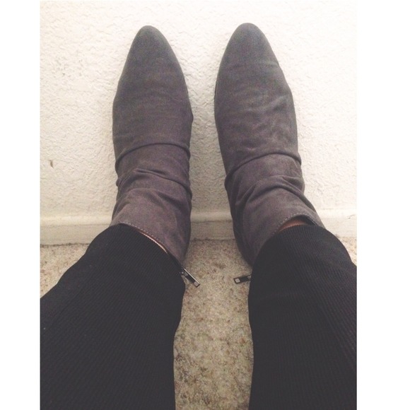 Grey Pointed Booties - Picture 2 of 4