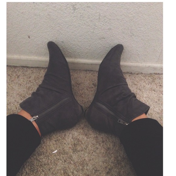 Grey Pointed Booties - Picture 3 of 4