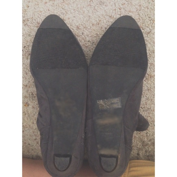Grey Pointed Booties - Picture 4 of 4