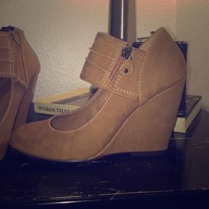 Nude wedges with thick straps