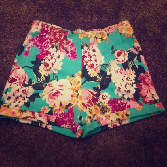 BRANDY MELVILLE FLORAL HIGH WAISTED SHORTS