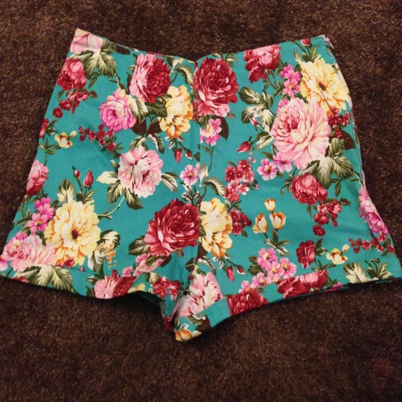 BRANDY MELVILLE FLORAL HIGHWAISTED SHORTS
