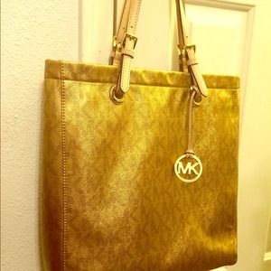authentic mk tote excellent condition