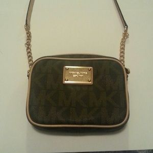 Micahel kors cross body bag
