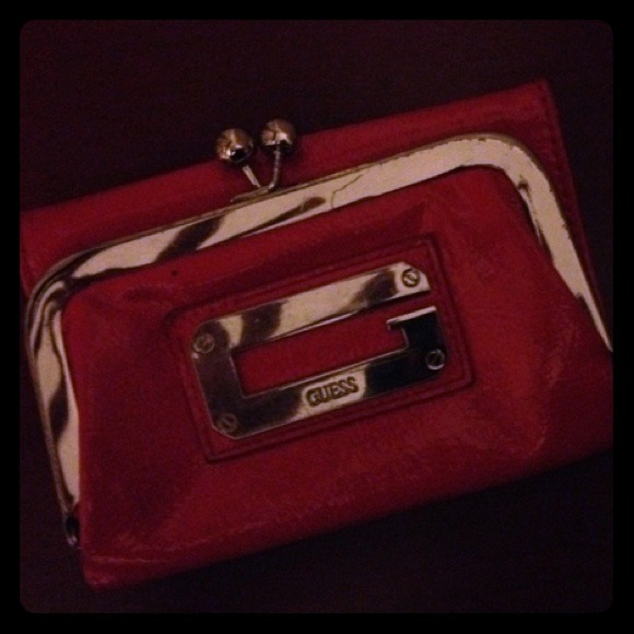 🚫 SOLD 🚫 Pink Guess Wallet 👛