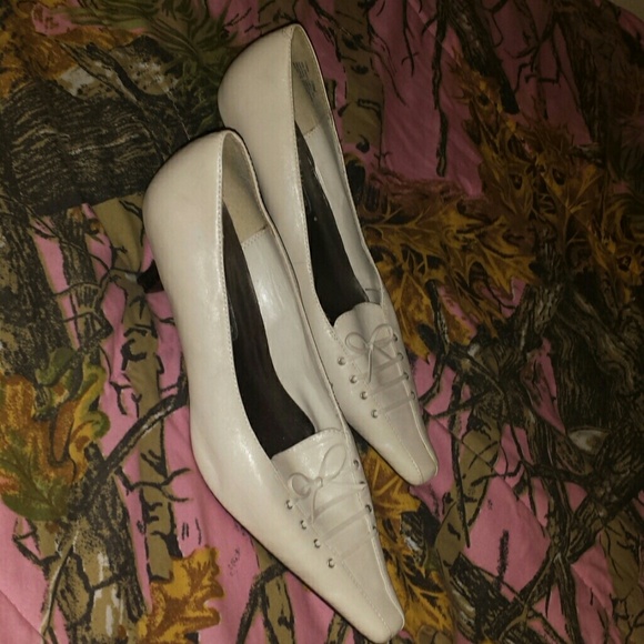 Nice dress shoes! Cream color!