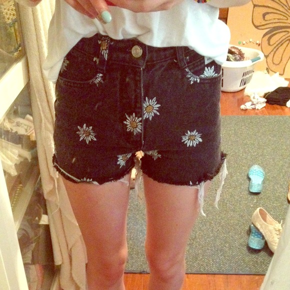 💝Sold💝High Waisted Cut Off Daisy Shorts