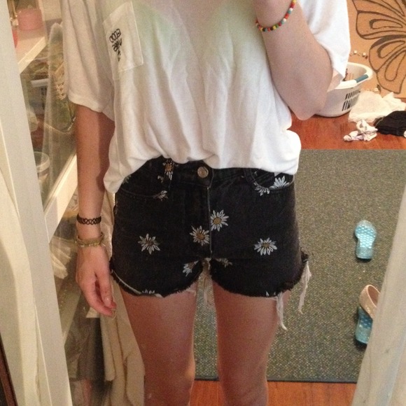 💝Sold💝High Waisted Cut Off Daisy Shorts - Picture 2 of 4