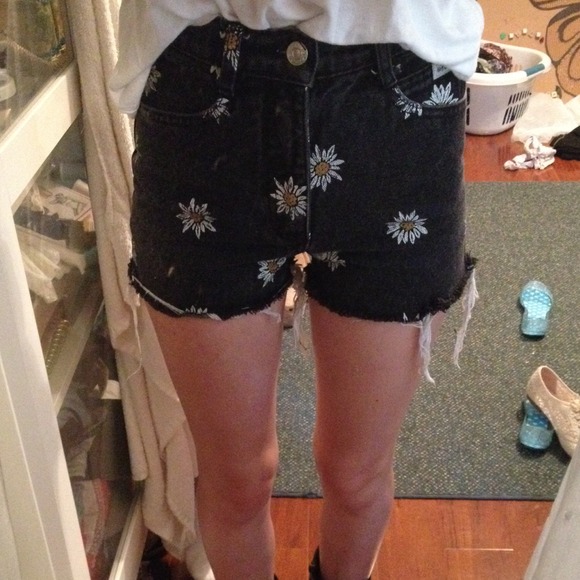 💝Sold💝High Waisted Cut Off Daisy Shorts - Picture 3 of 4