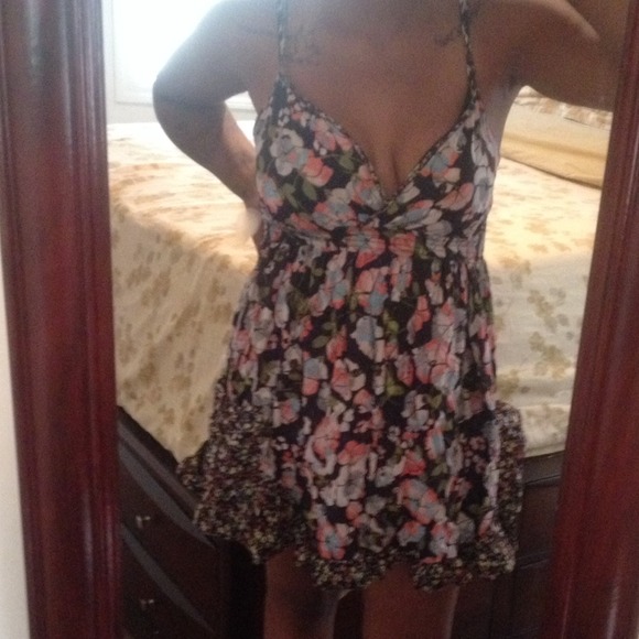 Pretty floral dress w/pockets