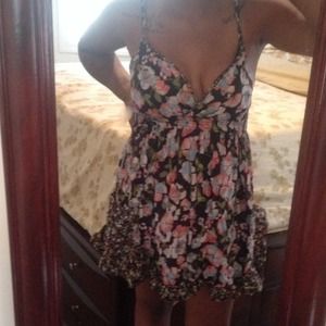 Pretty floral dress w/pockets