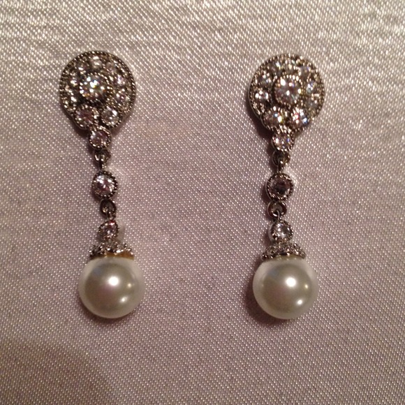 Faux Paul and diamond necklace set! - Picture 2 of 4