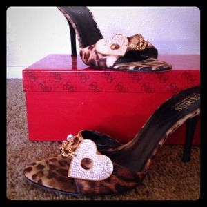 Guess pinpoint heels