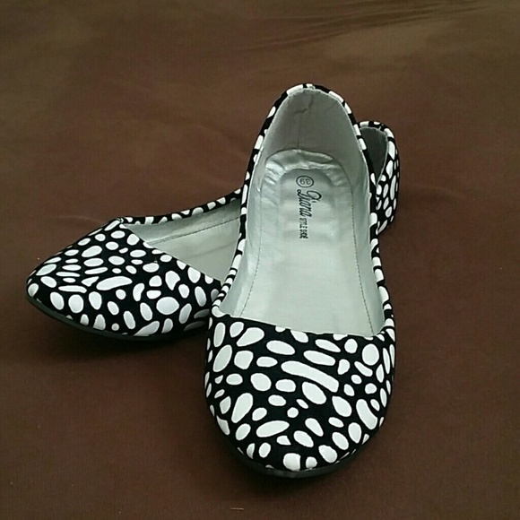 Black & White flat shoes