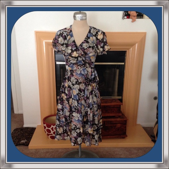 💝SALE Vintage 1970's floral wrap-dress