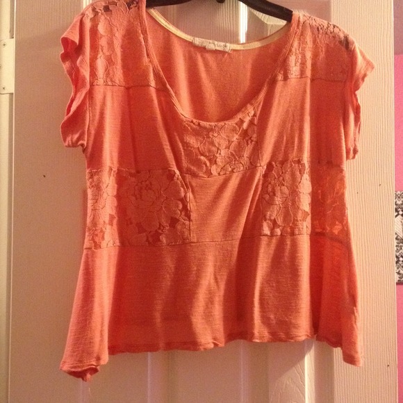 Crop tpo never worn and ready to have a new owner