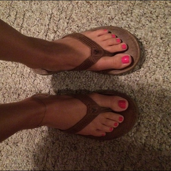 American Eagle flip flops