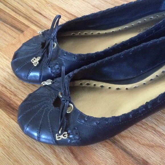 Black BCBG flats with cute bow with charms - Picture 2 of 2