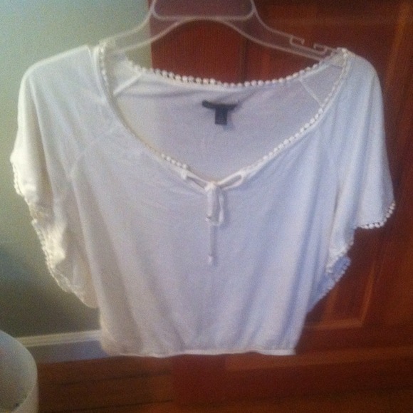American Eagle Flowy cream top - small never worn - Picture 1 of 1