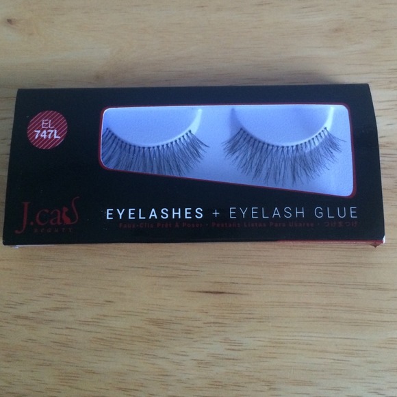 J. cats voluminous faux eyelashes