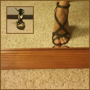 Black sandals medium heels