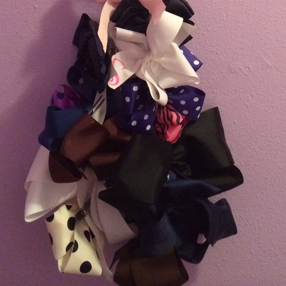 Bows. - Picture 3 of 3