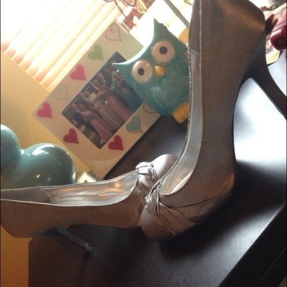 Silver Heels - Picture 2 of 3
