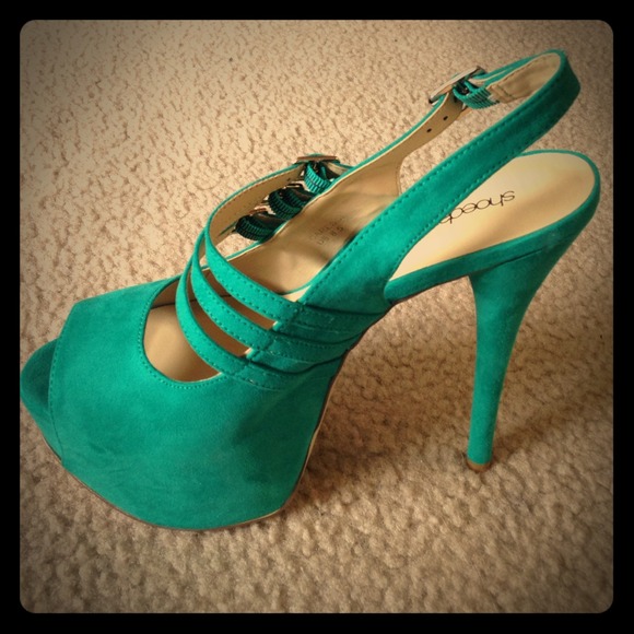 Teal Shoedazzle platform Caresse heels.