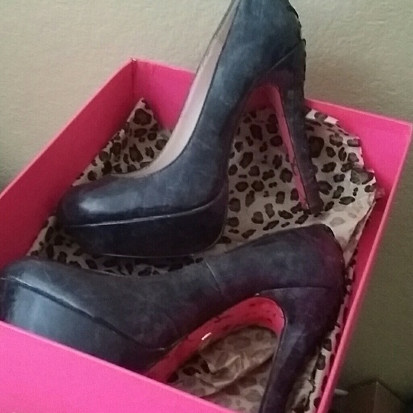 🔥🔥SALE Navy betsy johnson heels