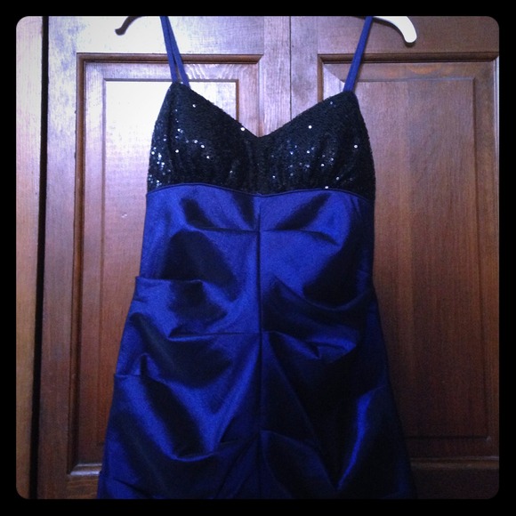 Party/club/dance dress fits like a 2