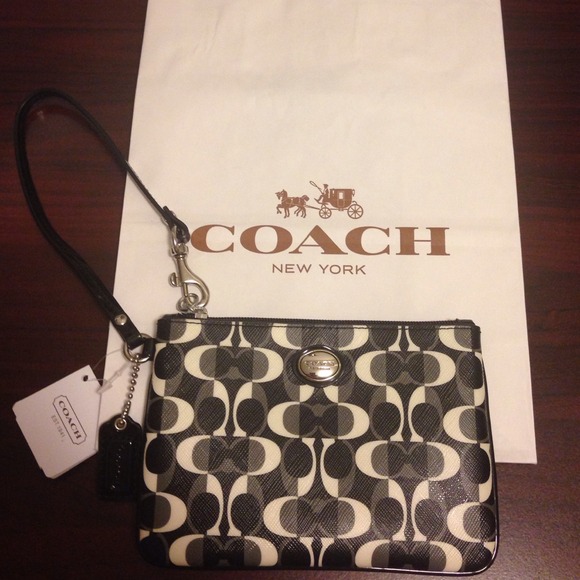 💕Coach Wristlet💕