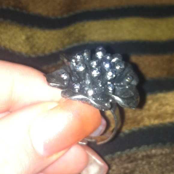 Flower Statement Ring - Picture 2 of 2