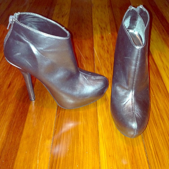 🎉REDUCED PRICE🎉 Pewter/Silver Forever 21 Booties