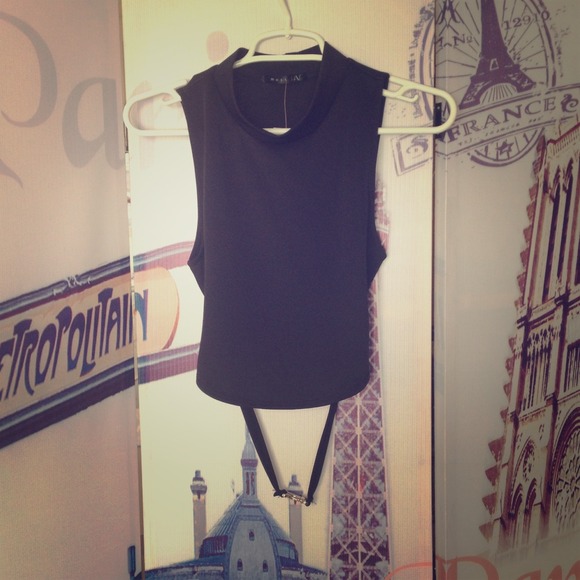 Cute short sleeve turtle neck with open back! - Picture 1 of 3