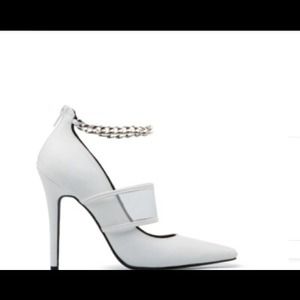 White classic pumps with a modern touch