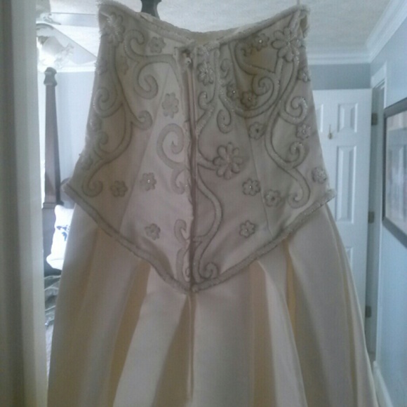 Wedding dress - Picture 2 of 3