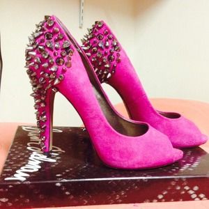 🎉HP 4/28🎉 SAM EDELMAN suede spiked pumps