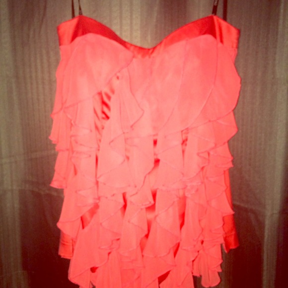 💖FREE GIFT 💖 XOXO Strapless Ruffled Top - Picture 1 of 4