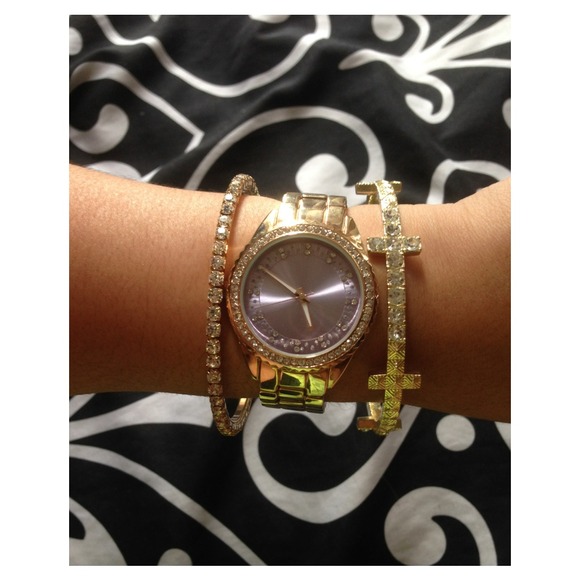 Accessories - 🎁 F R E E  G I F T 🎁 Gold Watch