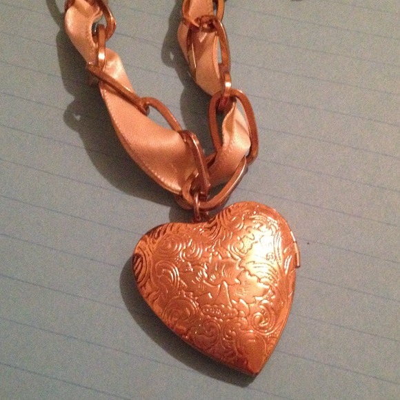 Stunning laced gold tone heart locket