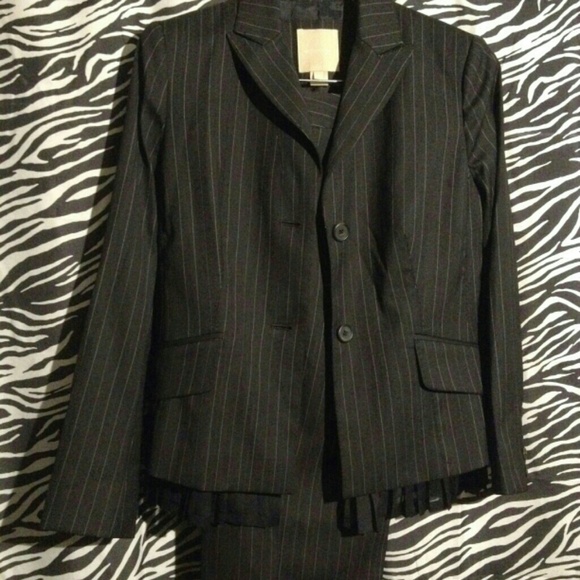 MAGASCHONI COUTURE SZ 6 STRIPED CHARCOAL SUIT