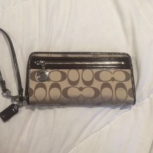 💯🔻REDUCED🔻 signature coach wallet wristlet