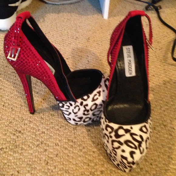 Amazing never worn Steve Madden pumps!