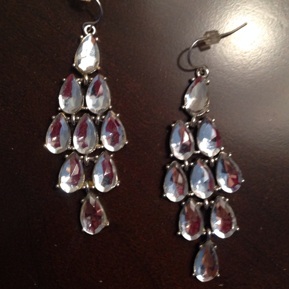 🌸🌸Sold in Bundle🌸🌸Drop earrings - Picture 2 of 4