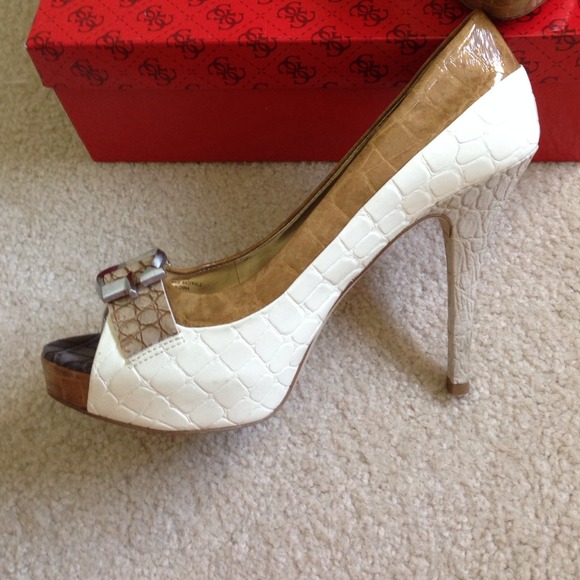 🌸🌸PRICE REDUCED 🌸🌸Guess shoes - Picture 3 of 4