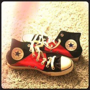 📦 SOLD IN BUNDLE - Black and Red Converse