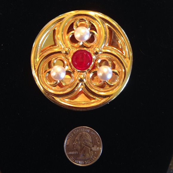 Authentic CHANEL Medallion Brooch - Picture 4 of 4