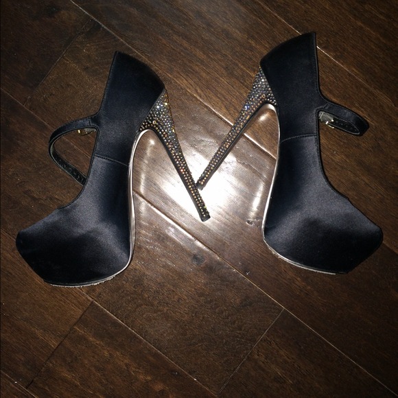 Black pumps