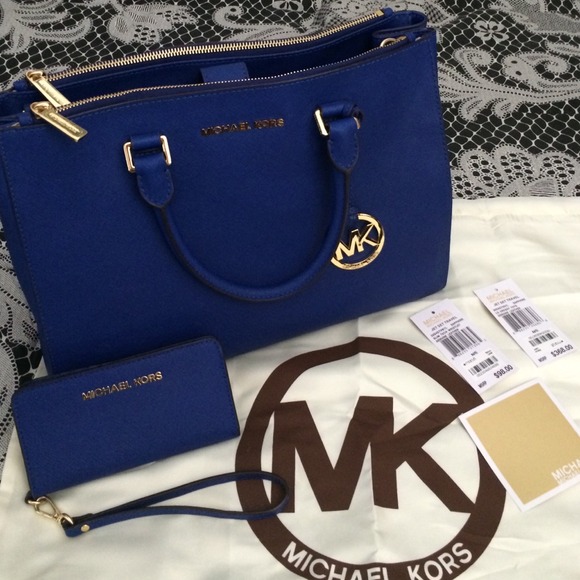 Michael Kors Handbags - ⛔️RESERVED for @aly0213 ⛔️Michael Kors bag